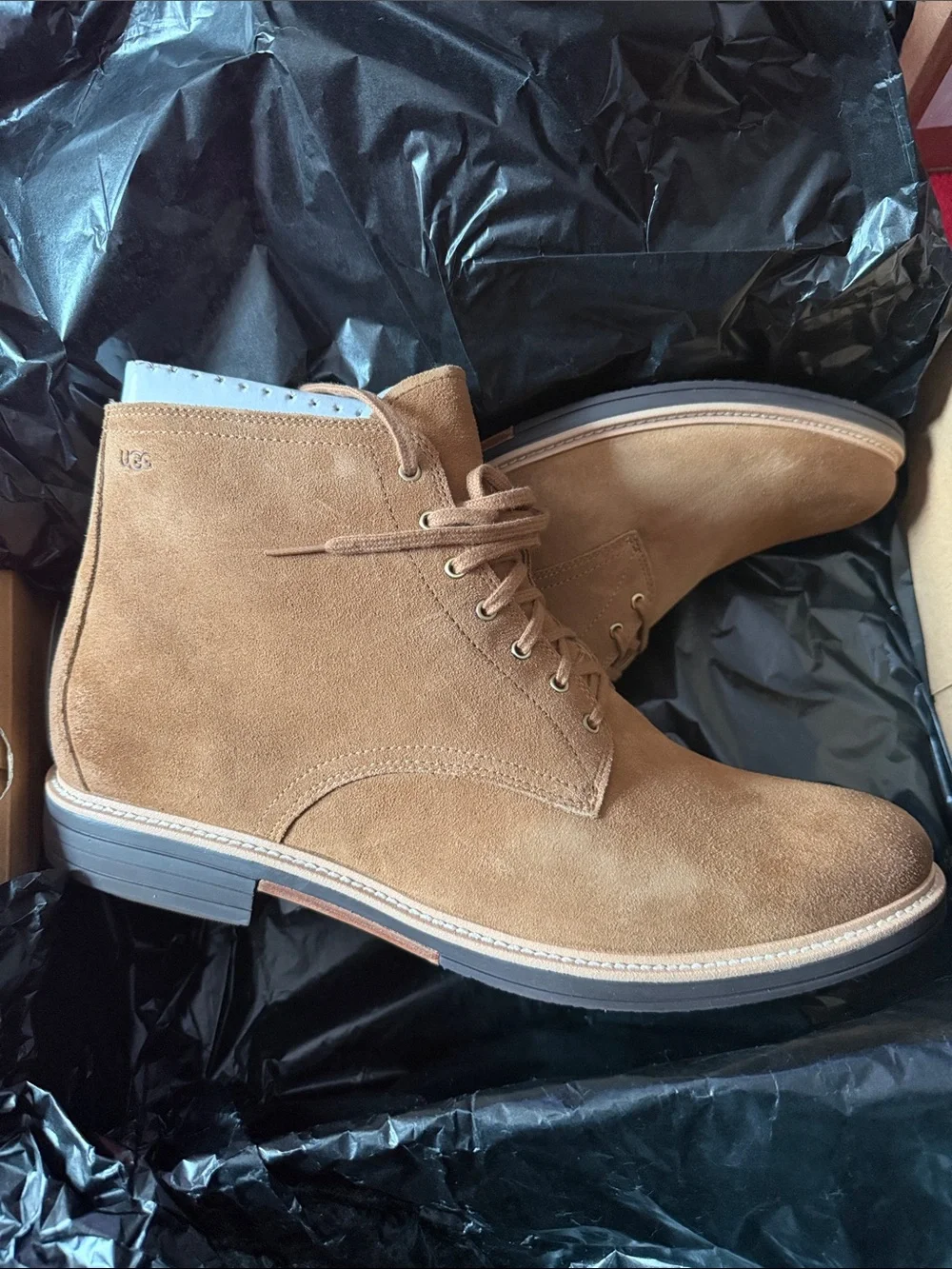 UGG Men's Chukka Suede Ankle Boots in Tan